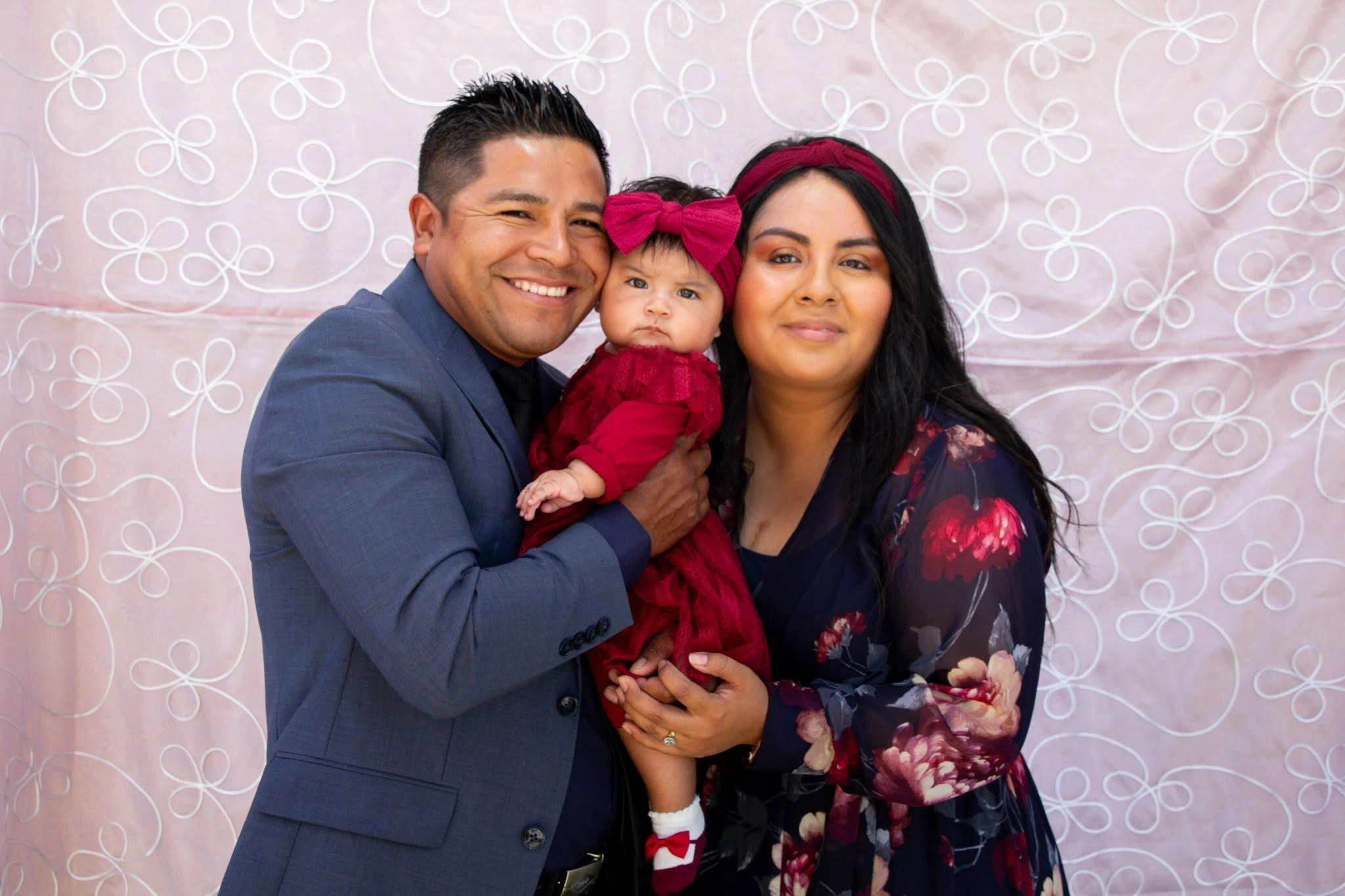 Familia de la iglesia sonriendo con su bebé