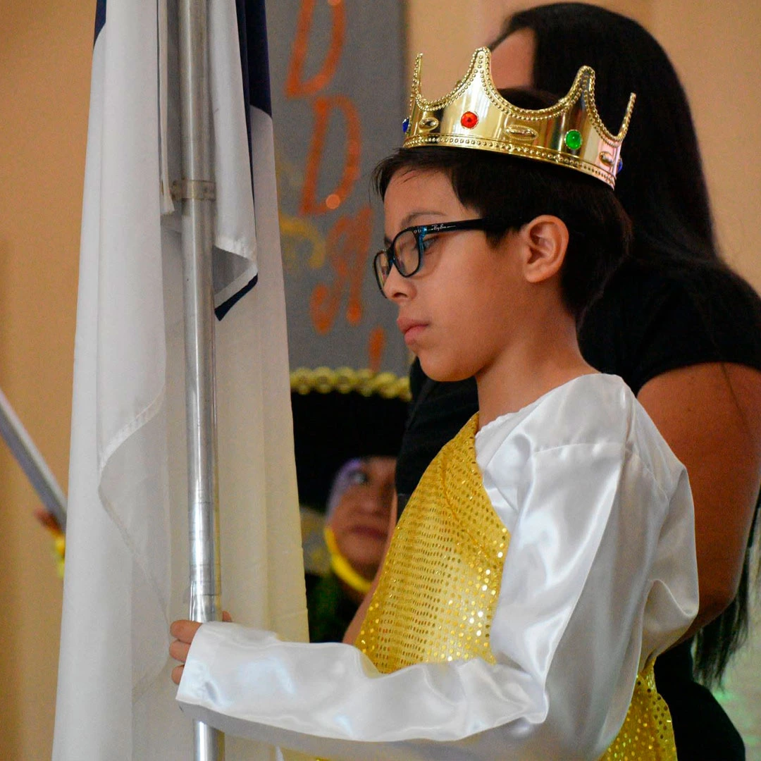 Niño participando en una actividad de la escuelita dominical