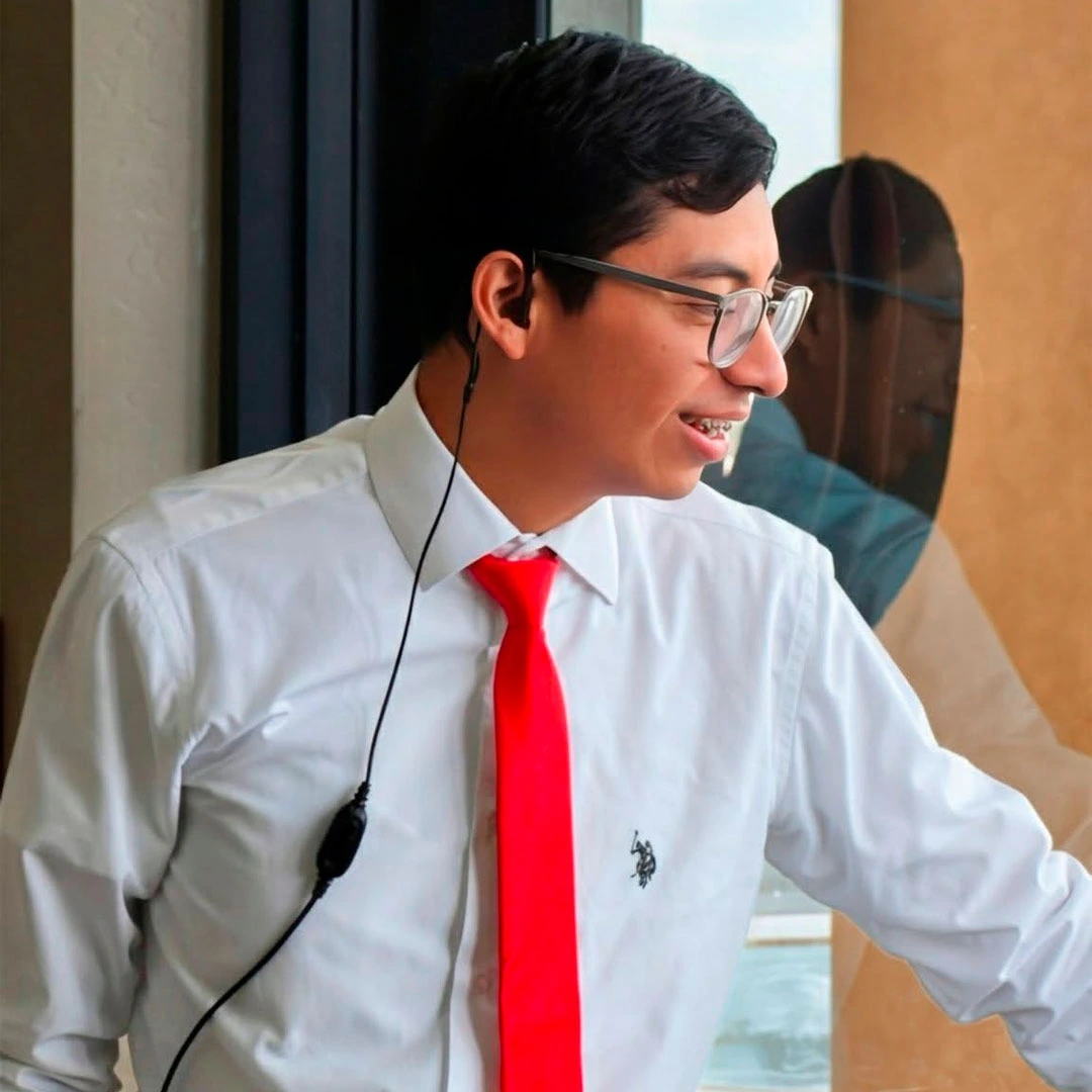 Servidor de la iglesia recibiendo a los visitantes